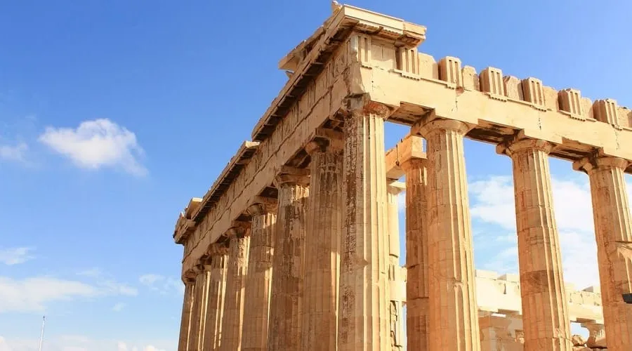 El Partenón, un templo en la Acrópolis de Atenas, Grecia. El templo está hecho de mármol y tiene un plano rectangular. Está sostenido por columnas dóricas y tiene un frontón en la parte superior. Esta imagen está relacionada con la mitología griega e historias